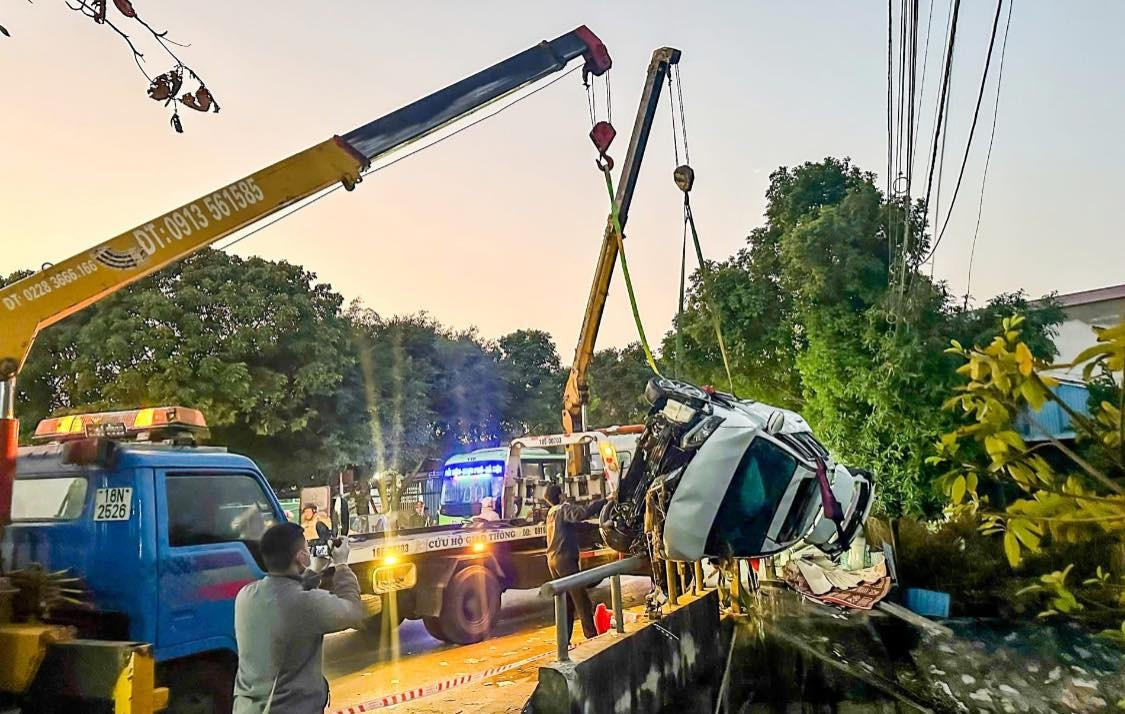 Khoảnh khắc ôtô lao xuống mương khiến 7 người tử vong ở Nam Định - Hình 2 Khoanh khac oto lao xuong muong khien 7 nguoi tu vong o Nam Dinh-Hinh-2