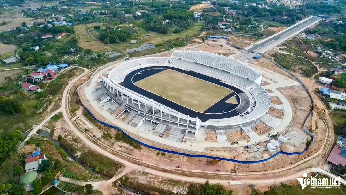 Khởi công từ tháng 12/2022 tại xã Phúc Trìu (TP. Thái Nguyên), SVĐ có sức chứa 22.000 chỗ ngồi, diện tích trên 15ha, đạt tiêu chuẩn quốc tế với sân bóng đá, đường pitch 8 làn chạy vòng, 10 làn chạy thẳng và các khu vực dành cho các môn thể thao khác như nhảy xa, đẩy tạ...