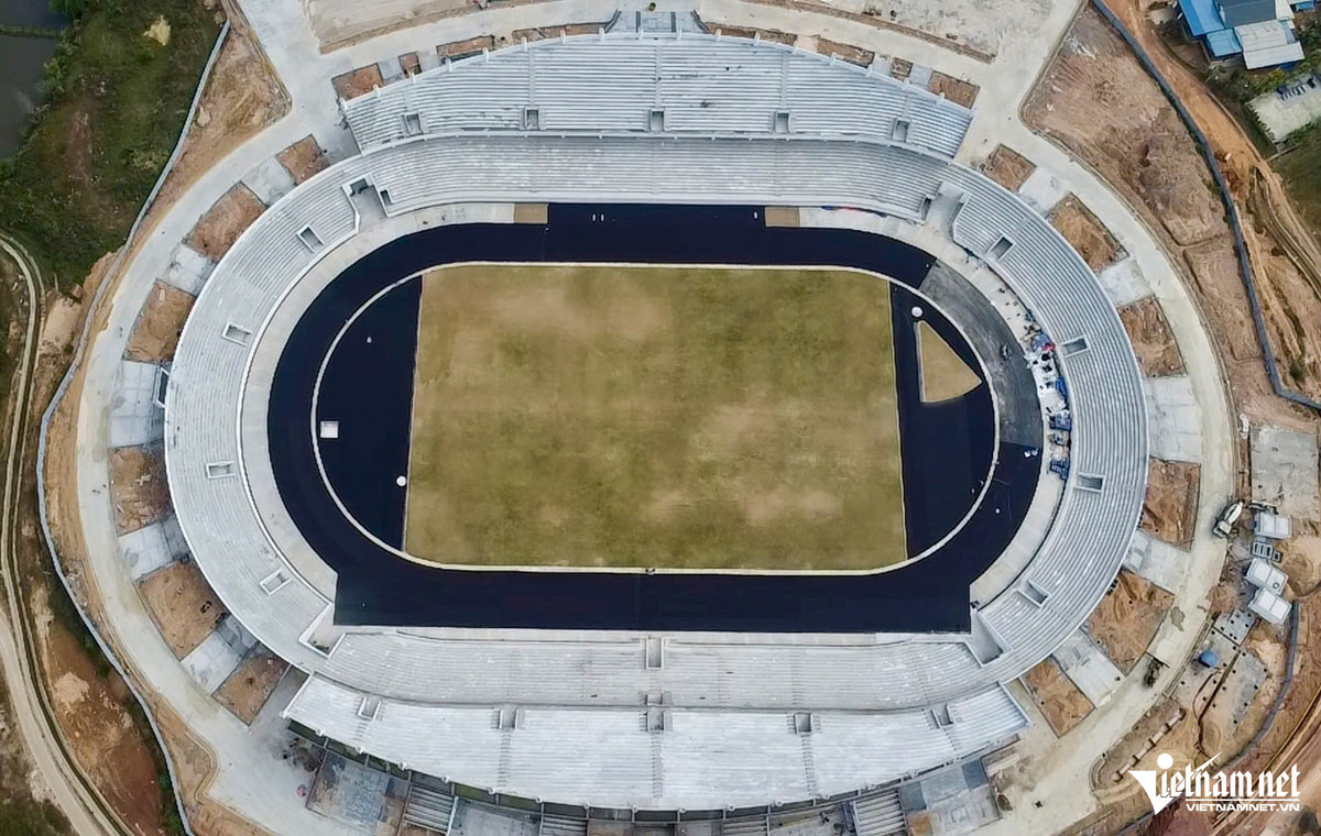 Hiện nay, các nhà thầu đang khẩn trương hoàn thiện các hạng mục cuối cùng như trồng cỏ, lắp đặt hệ thống tưới tự động, mái che, đèn chiếu sáng, ghế ngồi, sơn lan can khán đài, thiết bị phòng cháy chữa cháy... với khối lượng công việc đã đạt trên 90%. Dự kiến SVĐ sẽ hoàn thành và đưa vào sử dụng trong quý I/2025.