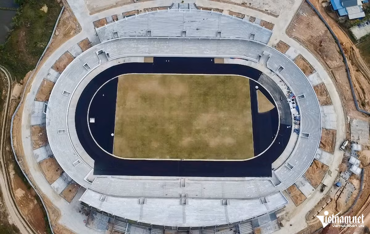 Hiện nay, các nhà thầu đang khẩn trương hoàn thiện các hạng mục cuối cùng như trồng cỏ, lắp đặt hệ thống tưới tự động, mái che, đèn chiếu sáng, ghế ngồi, sơn lan can khán đài, thiết bị phòng cháy chữa cháy... với khối lượng công việc đã đạt trên 90%. Dự kiến SVĐ sẽ hoàn thành và đưa vào sử dụng trong quý I/2025.