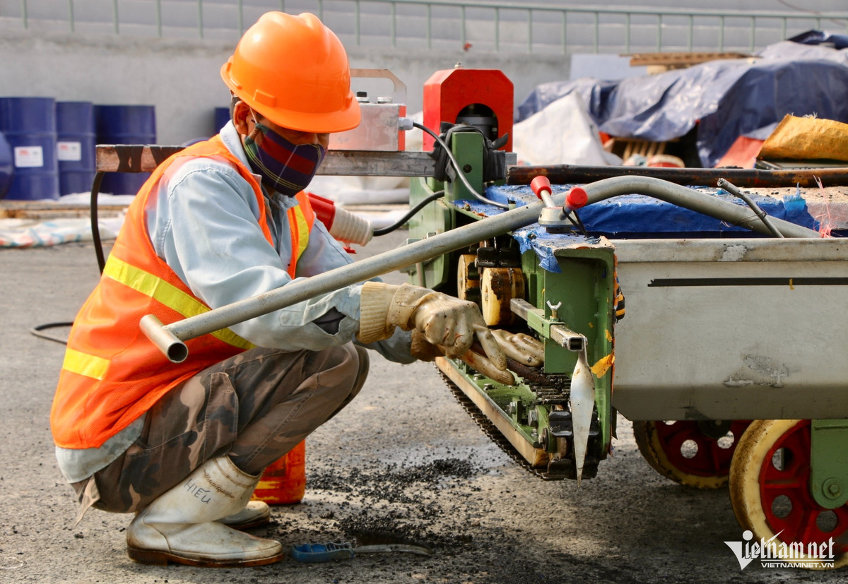 Các nhà thầu đang khẩn trương hoàn thiện trải thảm nhựa phần sân bóng đá, đường pitch bao quanh và hoàn thiện hạng mục khán đài, cùng các hạng mục phụ trợ khác.