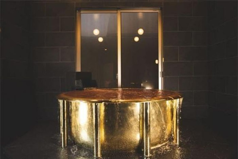 Chi phí tắm tại bồn tắm bằng vàng có giá hơn 1,1 triệu đồng mỗi giờ. (Ảnh: Thương hiệu &amp; Pháp luật).