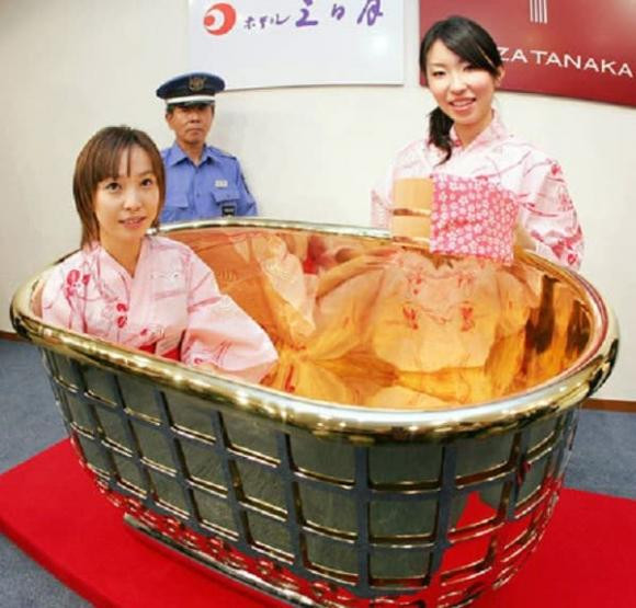 Tại Nhật Bản cũng có chiếc bồn tắm khác làm bằng vàng 18k và thép không rỉ.