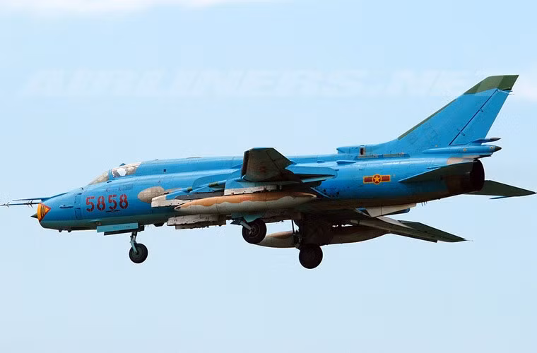 Cuối những năm 1980, không quân ta tiếp nhận biến thể hiện đại nhất của Su-22, gọi là Su-22M4. Đây là biến thể cải tiến mạnh về hệ thống điện tử hàng không, có khả năng sử dụng vũ khí tấn công mặt đất chính xác cao.