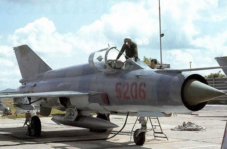 Trong 2 cuộc kháng chiến chống chiến tranh phá hoại của Đế quốc Mỹ, không quân ta đã dùng MiG-21 bắn hạ hàng trăm máy bay tối tân của địch, trong đó có cả siêu pháo đài bay B-52. Biến thể cuối cùng của dòng MiG-21 mà Việt Nam nhận được là MiG-21bis, trang bị động cơ Tumansky R-25-300, và mang 2.880 lít nhiên liệu. Nó có khả năng đốt nhiên liệu phụ trội tăng thêm 3 phút - tăng lực đẩy từ 7100 kgf lên 9900 kgf, tăng tốc từ 600 km/h lên 1100 km/h trong 18 giây. Hỏa lực cho pháo 23mm 2 nòng và 4 giá treo vũ khí mang được 2 đạn không đối không K-13 hoặc 4 đạn R-60.