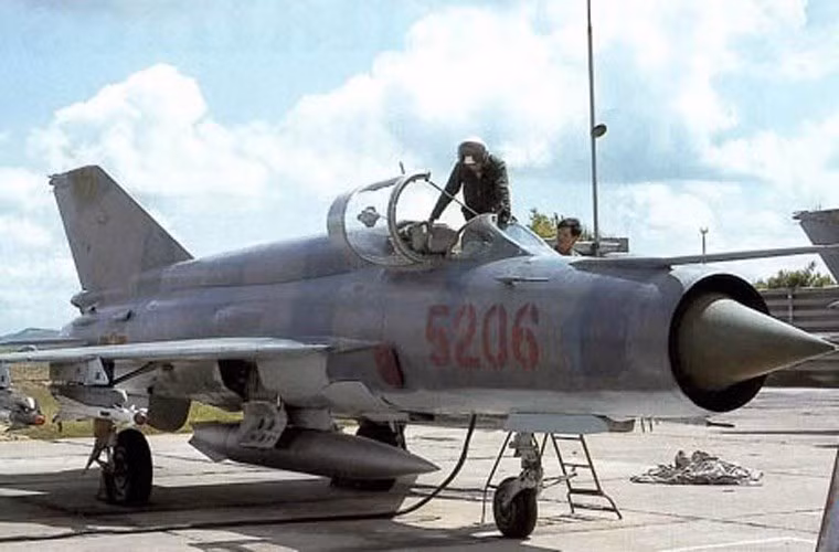 Trong 2 cuộc kháng chiến chống chiến tranh phá hoại của Đế quốc Mỹ, không quân ta đã dùng MiG-21 bắn hạ hàng trăm máy bay tối tân của địch, trong đó có cả siêu pháo đài bay B-52. Biến thể cuối cùng của dòng MiG-21 mà Việt Nam nhận được là MiG-21bis, trang bị động cơ Tumansky R-25-300, và mang 2.880 lít nhiên liệu. Nó có khả năng đốt nhiên liệu phụ trội tăng thêm 3 phút - tăng lực đẩy từ 7100 kgf lên 9900 kgf, tăng tốc từ 600 km/h lên 1100 km/h trong 18 giây. Hỏa lực cho pháo 23mm 2 nòng và 4 giá treo vũ khí mang được 2 đạn không đối không K-13 hoặc 4 đạn R-60.