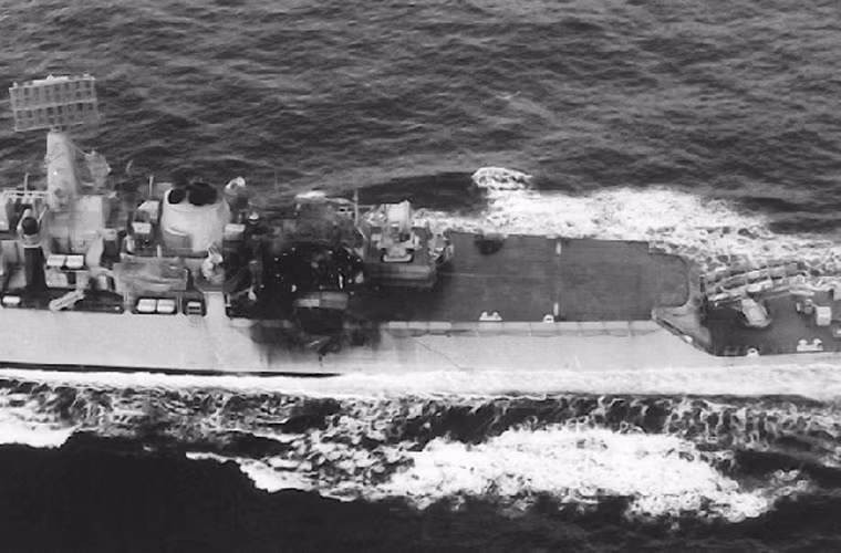 Tên lửa diệt hạm Exocet được biết đến nhiều nhất kể từ sau cuộc hải chiến giành quần đào Falkland giữa Anh và Argentina năm 1982. Trong ảnh là tàu khu trục HMS Glamoran (D19) của Hải quân Hoàng gia Anh sau khi trúng một quả tên lửa hành trình Exocet MM38 được phóng đi từ chiến hạm ARA Segui của Argentina. Sức nổ của đầu đạn 165kg tuy không đánh chìm được chiến hạm 6.000 tấn nhưng cũng khiến nó mất sức chiến đấu và phải vào nhà máy mất 1 năm, 13 thủy thủ thiệt mạng.