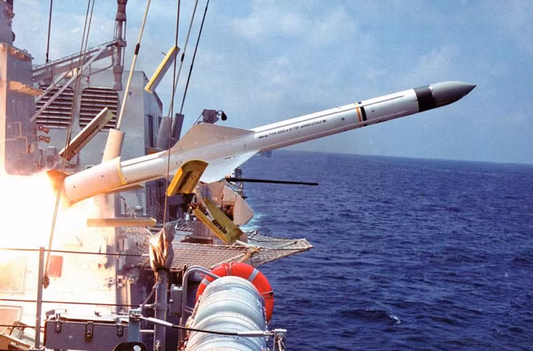 MM38 là thế hệ đầu tiên của dòng tên lửa chống hạm Exocet phóng từ tàu mặt nước, tầm bắn của nó chỉ khoảng 42km.