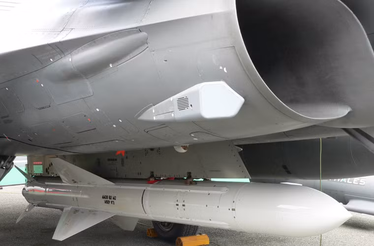 AM39 Exocet là biến thể phóng từ trên không của dòng tên lửa chống hạm Exocet, trang bị trên khoảng 14 loại máy bay khắp thế giới, tầm bắn 50-70km.