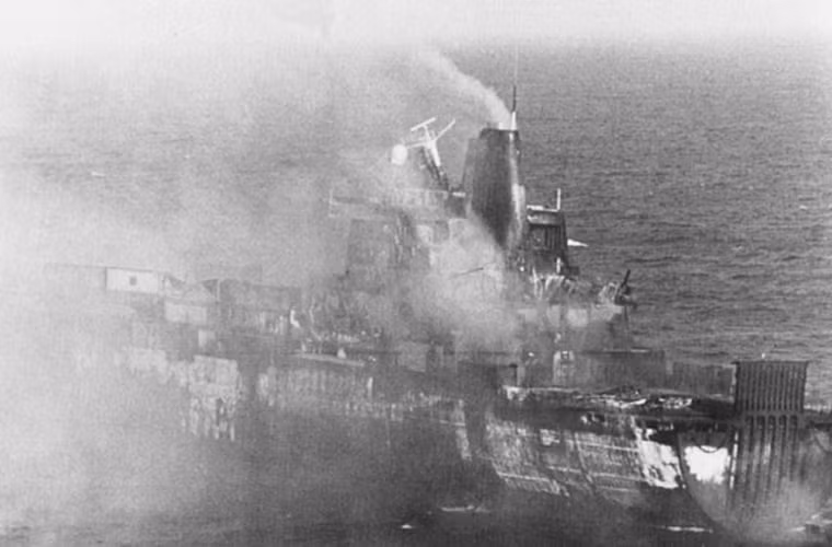 Tàu vận tải Atlantic Conveyor (chở nhiên liệu, đạn dược cho Hải quân Anh) bốc cháy dữ dội sau khi trúng một quả tên lửa AM39 Exocet của Không quân Argentina. Tuy không chìm ngay lập tức, nhưng những vụ cháy lớn lan dần tới kho đạn dược đã khiến con tàu này chìm 3 ngày sau đó.