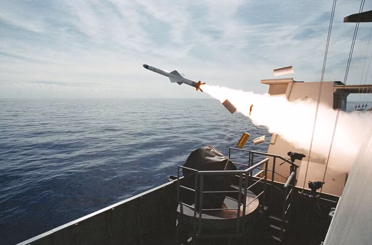 Exocet MM40 Block 3 là biến thể mới nhất của dòng tên lửa chống hạm Exocet do do hãng Nord Aviation và Aerospatiale thay nhau phát triển từ 1967-1974. Loại tên lửa này có thể triển khai phóng từ tàu chiến mặt nước, tàu ngầm, trực thăng và máy bay cánh cố định với trọng lượng từ 670kg (tùy biến thể), dài 4,7m, lắp đầu nổ 165kg, sải cánh 1,1m, trang bị đầu tự dẫn radar chủ động pha cuối. Dù không nổi tiếng lắm so với tên lửa chống hạm Mỹ, Nga, tuy nhiên chiến tích mà Exocet lập được trong suốt những năm phục vụ không hề thua kém.