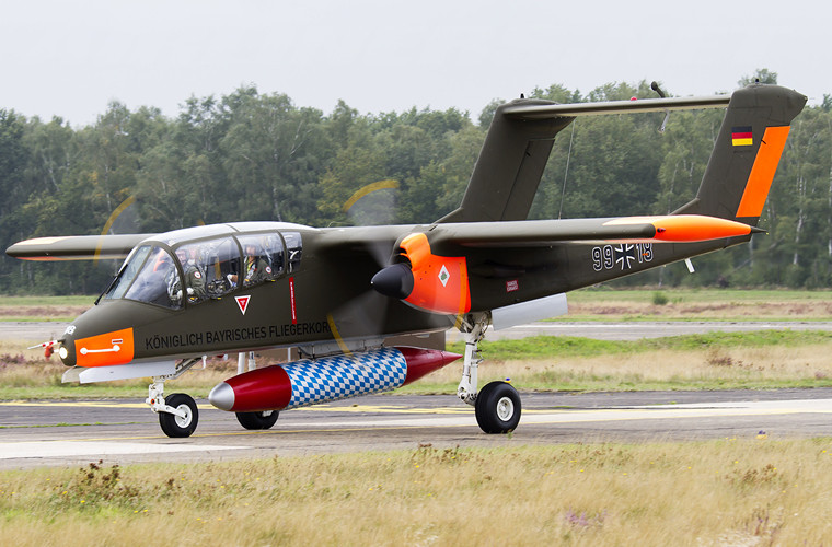 Thiết kế máy bay OV-10 Bronco chú trọng việc hoạt động tốt ở căn cứ dã chiến. Nó có thể thực hiện cất hạ cánh đường băng ngắn, chất lượng xấu, cất cánh từ tàu sân bay hoặc tàu đổ bộ mà không có máy phóng và cáp hãm đà. Thậm chí, nó có thể sử dụng xăng ô tô để chạy động cơ trong trường hợp hết nhiên liệu.