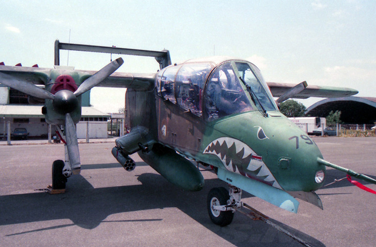 Với khả năng bay lượn tầm thấp, tốc độ chậm, OV-10 thực sự là hung thân với bộ binh đối phương. Tất nhiên là phải cùng với kho vũ khí "nhỏ mà có võ" gồm 7-19 ống phóng rocket 70mm hoặc 127mm; pod súng máy 12,7mm, bom 250kg và 4 súng máy gắn cố định 7,62mm M60C. Ngoài ra, khi cần nó mang được cả tên lửa đối không tầm nhiệt AIM-9 để tự vệ.