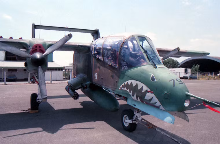 Với khả năng bay lượn tầm thấp, tốc độ chậm, OV-10 thực sự là hung thân với bộ binh đối phương. Tất nhiên là phải cùng với kho vũ khí "nhỏ mà có võ" gồm 7-19 ống phóng rocket 70mm hoặc 127mm; pod súng máy 12,7mm, bom 250kg và 4 súng máy gắn cố định 7,62mm M60C. Ngoài ra, khi cần nó mang được cả tên lửa đối không tầm nhiệt AIM-9 để tự vệ.