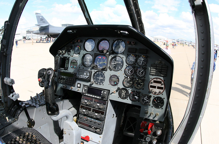 Cận cảnh hệ thống lái của OV-10.