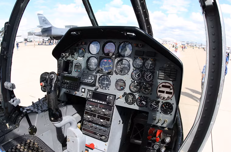 Cận cảnh hệ thống lái của OV-10.