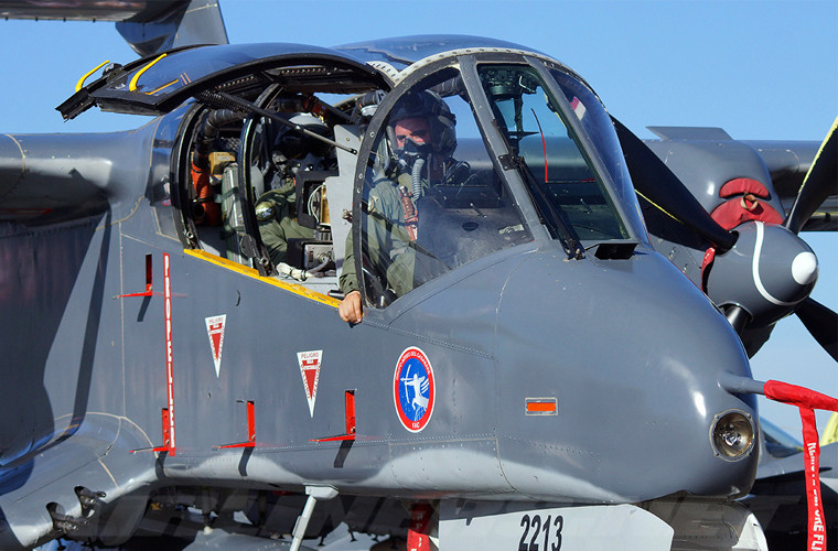 Khoang lái của OV-10 được đánh giá là có góc nhìn tuyệt vời dành cho cơ trưởng - cơ phó. Khi cần, người ta có thể tháo bớt ghế để chở 1,5 tấn hàng hoặc 5 lính dù, lính đặc nhiệm biến nó thành máy bay vận tải hạng nhẹ.