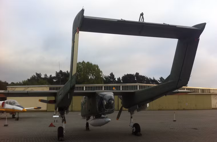 OV-10 có chiều dài 12,67m, cao 4,62m, sải cánh lên tới 12,19m, trọng lượng cất cánh tối đa 6,55 tấn.