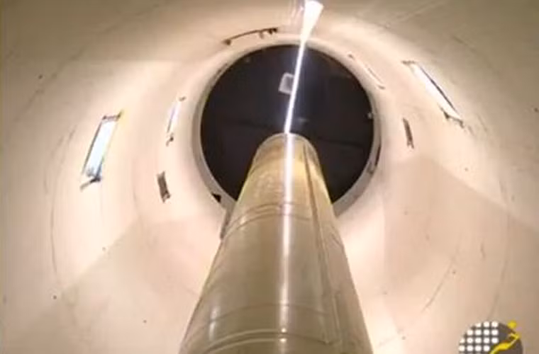 Sau hàng loạt cải tiến, tên lửa đạn đạo Shahab 3 được cho là có tầm bắn nâng lên 1.500-2.500km. Ảnh: Shahab 3 đặt trong hầm phóng dưới mặt đất.