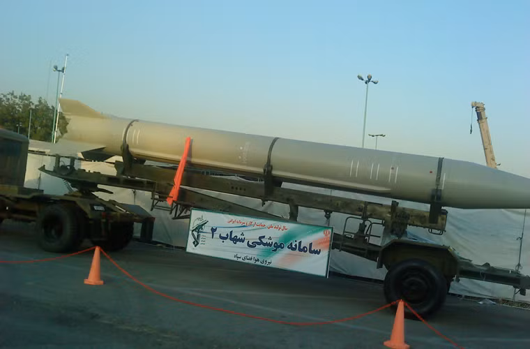 Ngay sau khi đạt được thành công với tên lửa đạn đạo Shahab 1, Iran tiếp tục nghiên cứu cải tiến, tất nhiên là sao chép công nghệ của Triều Tiên. Không rõ là thời gian nào, tuy nhiên Iran được cho là đã nhập khẩu một số lượng nhỏ kèm công nghệ tên lửa đạn đạo Hwasong 6 để nghiên cứu phát triển Shahab 2. Tên lửa này được đưa vào sản xuất từ năm 1997, nhưng phải tới năm 2004 mới xuất hiện rộng rãi trong các cuộc tập trận.