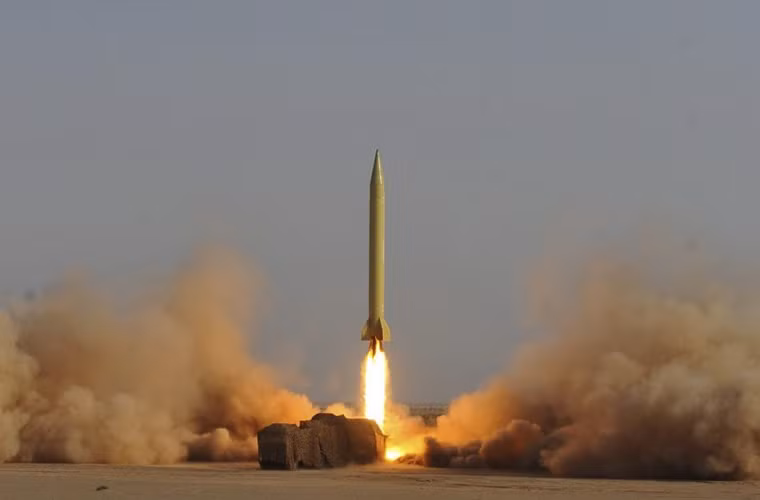 Tên lửa đạn đạo Shahab 3 có chiều dài đến 17m, đường kính thân 1,25-1,38m, mang đầu đạn nặng 1,2 tấn, tầm bắn 1.300km.