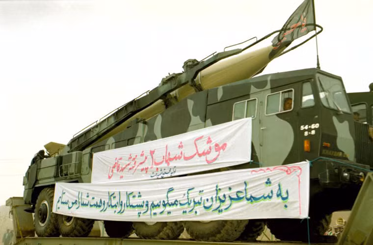 Tên lửa đạn đạo Shahab-1 có chiều dài khoảng 10,94m, đường kính thân 0,88m, trọng lượng phóng 5,8 tấn, trang bị đầu đạn đơn khối nặng 985kg, tầm bắn khoảng 300km.