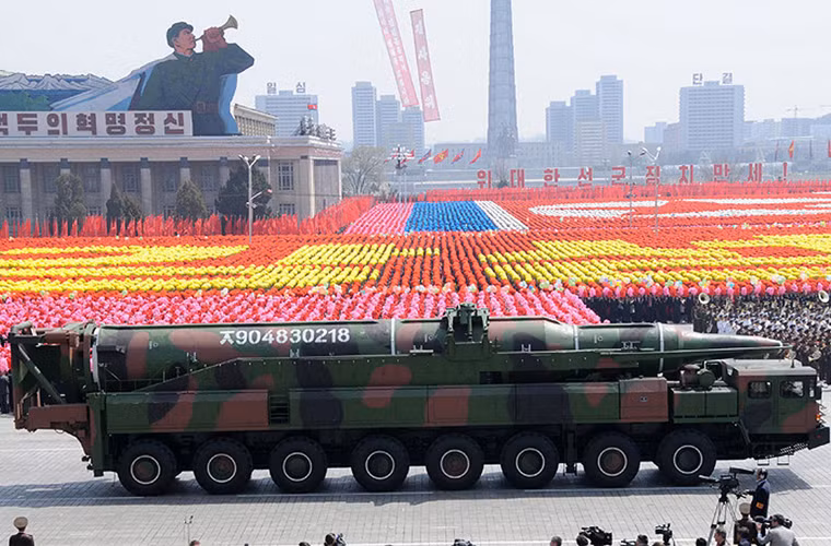  Tên lửa đạn đạo KN-08 là thế hệ tên lửa đạn đạo hiện đại nhất, mạnh mẽ nhất của Triều Tiên hiện nay. Kể từ khi xuất hiện lần đầu tới hôm nay, KN-08 vẫn là “ẩn số” khiến giới chuyên gia phương Tây “vò đầu bứt tai” tìm hiểu tính năng của loại tên lửa được coi là nguy hiểm bậc nhất của Triều Tiên hiện tại.