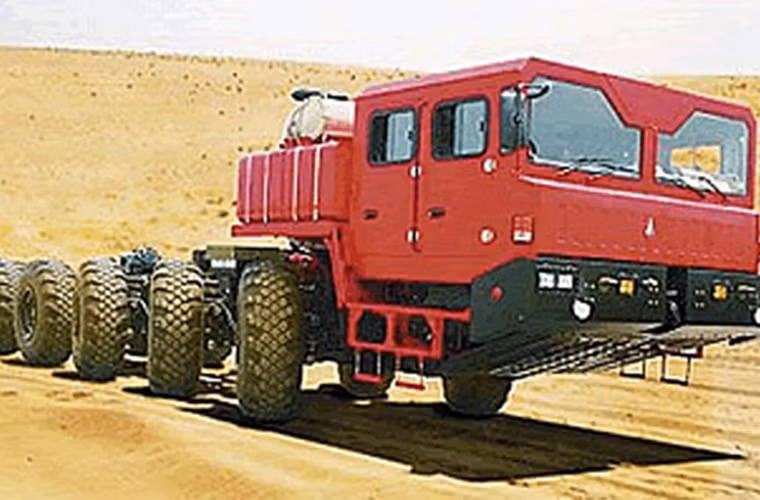 Giới chuyên gia nhanh chóng tìm ra rằng, xe phóng tự hành của KN-08 được thiết kế trên khung gầm xe vận tải hạng nặng WS-51200 của công ty xe đặc chủng Wanshan, Trung Quốc có sử dụng công nghệ nhà máy ô tô Minsk, Belarus. Tất nhiên Triều Tiên chỉ nhập khẩu phần khung thân cơ sở, còn hệ thống thủy lực nâng hạ bệ phóng, vỏ bao ngoài được nước này tự chế tạo trong nước.