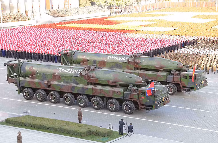 Đáng lưu ý, trong lần xuất hiện mới nhất vào tháng 10/2015 ở Bình Nhưỡng, tên lửa đạn đạo KN-08 được trang bị phần mũi thiết kế lại so với năm model 2012 và 2013.