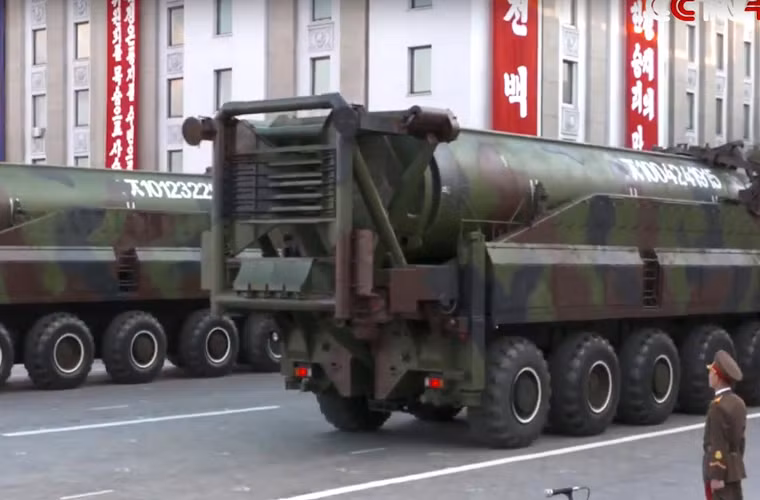 Dẫu vậy, giới chuyên gia cho rằng, thiết kế bệ phóng KN-08 của Triều Tiên khiến xe phóng gần như bị hư hại hoàn toàn sau mỗi lần bắn, vì động cơ tên lửa khi kích hoạt sẽ phun thẳng luồng nhiệt hàng nghìn độ C vào bệ. Trong khi tên lửa Nga, Trung Quốc thì đạn tên lửa đặt trong ống phóng với cơ cấu đặc biệt giúp bảo tồn bệ phóng sau khi bắn.