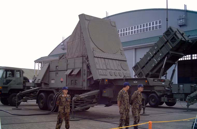 Thành tố thứ 2 trong “lá chắn tên lửa KAMD” của Hàn Quốc chính là hệ thống tên lửa phòng không kiêm đánh chặn Patriot MIM-104D PAC-2 GEM. Mỗi khẩu đội MIM-104D gồm các thành phần: 4 xe phóng (4 đạn/xe); radar tìm kiếm mục tiêu và điều khiển hỏa lực AN/MPQ-53/65; trạm kiểm soát thông tin di động AN/MSQ-104; xe tiếp đạn M985 GMT HEMTT.