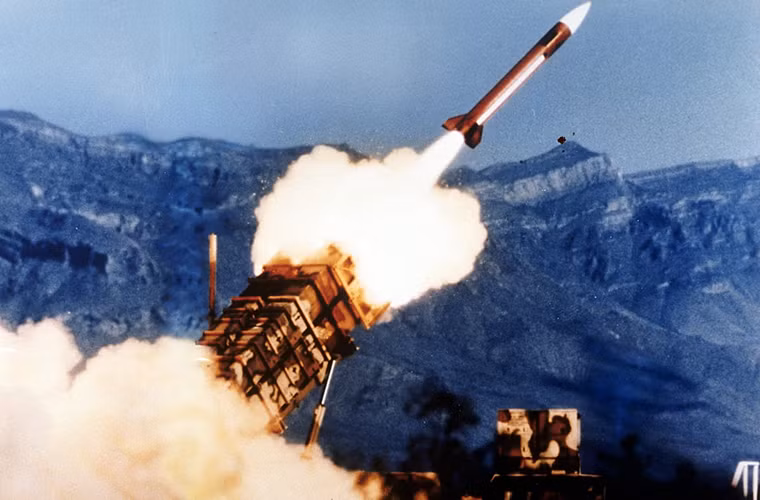 …Hệ thống PAC-2 sẽ kích hoạt tên lửa đánh chặn dựa trên những tham số được radar cảnh báo sớm EL/M-2080 cung cấp. Hệ thống cung cấp khả năng đánh chặn tên lửa đạn đạo của Triều Tiên ở khoảng cách 30km.