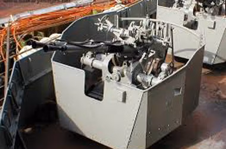 Ngoài ra, bổ sung thêm 3 bệ pháo 37mm và hai bệ pháo 20mm nòng kép để phòng không tầm thấp.