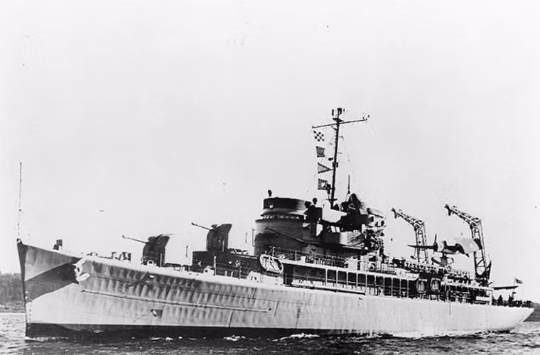 Ngày 8/3/1942, chiếc USS Absecon (AVP-23) được hạ thủy thành công tại Washington và sau đó chưa đầy một năm sau, tháng 1/1943 con tàu chính thức gia nhập Hải quân Mỹ. Con tàu được trang bị pháo hạm nòng kép 127mm, 4 pháo phòng không 20mm và 2 ray phóng bom chống ngầm. Ngoài ra, còn có thể chở thêm 3 thủy phi cơ với một hệ thống máy phóng và cần cẩu.