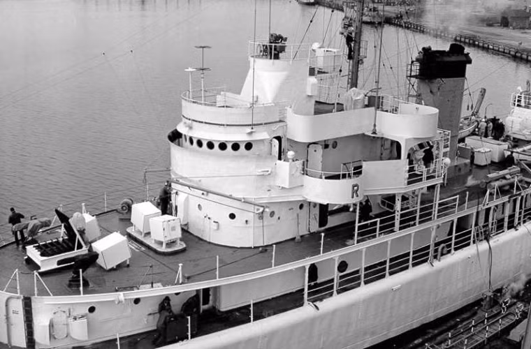 Chiến hạm HQ-01 có lượng giãn nước toàn tải lên tới 2.800 tấn, dài 94,69m, rộng 12,52m, mớn nước 4,09m, thủy thủ đoàn lên tới 200 người.