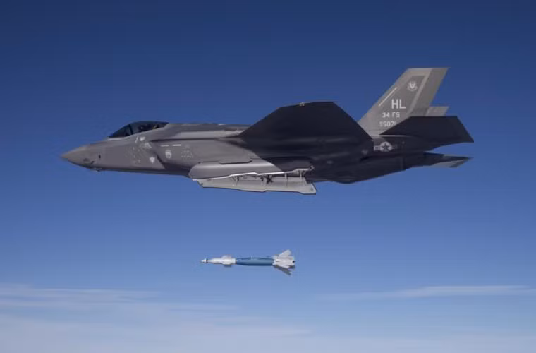 Airrecognition đưa tin, mới đây phi hành đoàn từ Không đoàn tiêm kích 388 và 419 lần đầu tiên ném thử thành công bom laser GBU-12A từ tiêm kích tàng hình F-35A tại thao trường thử nghiệm Utah.