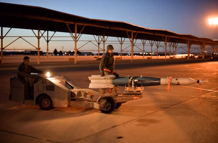 Sự kiện này đánh dấu việc tiêm kích F-35A giờ đang chính thức có thêm hệ thống vũ khí tấn công mặt đất thông minh, chính xác cao, sức công phá mạnh. Ảnh: Quả bom dẫn đường GBU-12 đang được nhân viên kỹ thuật chuyển tới máy bay F-35A, căn cứ Hill, Utah.