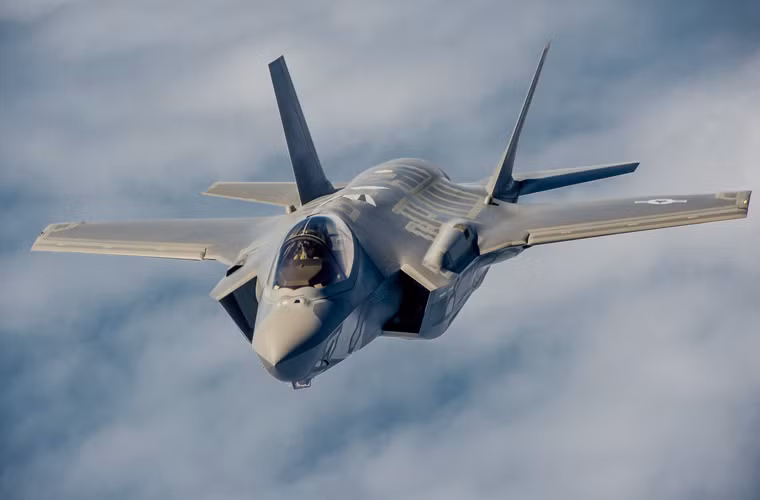 F-35A là biến thể dành cho lực lượng Không quân Mỹ của tiêm kích tàng hình F-35 với động cơ F135 cung cấp tốc độ tối đa 1.930km/h, bán kính tác chiến hơn 1.000km.