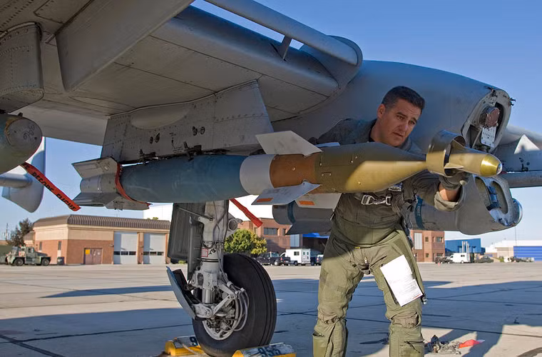 Bom dẫn đường laser GBU-12 Paveway II là một trong những thế hệ tiên tiến của dòng bom thông minh Paeway do hãng Lockheed Martin và Raytheon phát triển. GBU-12 thực ra là bộ phụ kiện gồm đầu dẫn laser gắn ở mũi cánh đuôi lắp vào bom đa công dụng chung Mk 82 500 pound.