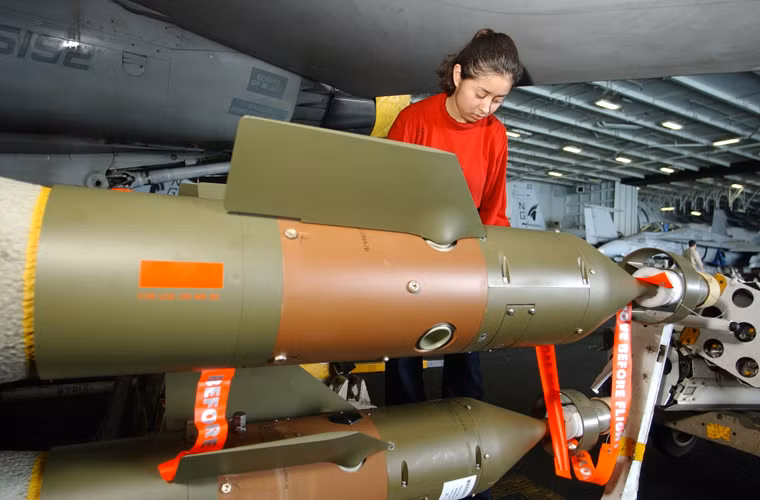 Bom GBU-12 của F-35A được thiết kế để phá hủy các mục tiêu nhỏ, mục tiêu "cứng" giống như xe tăng, xe bọc thép. Bom có khả năng giảm thương vong xung quanh khu vực sát thương chính nhờ đầu đạn nhỏ nặng 87kg (chứa thuốc nổ PBXN-109).