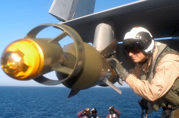 Với hệ thống dẫn đường laser chính xác cao, GBU-12 có bán kính lệch mục tiêu chỉ khoảng 9m