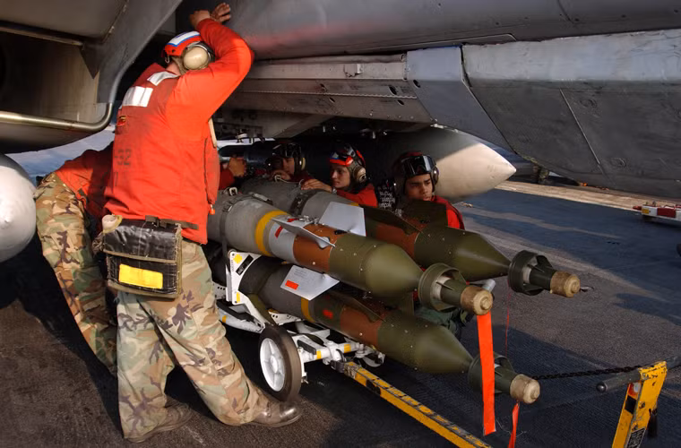 Bom thông minh GBU-12 có trọng lượng tổng thể 230kg, dài 3,27m, đường kính thân 273mm, đơn giá một quả lên tới 22.000 USD.