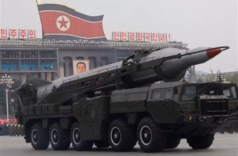 Trong ảnh là xe mang phóng tên lửa đạn đạo tầm trung Nodong 1 đạt tầm bắn 1.300km, mang đầu đạn nặng hơn 1 tấn. Theo cơ quan tình báo Mỹ, Triều Tiên đã triển khai khoảng 200 quả Nodong 1.