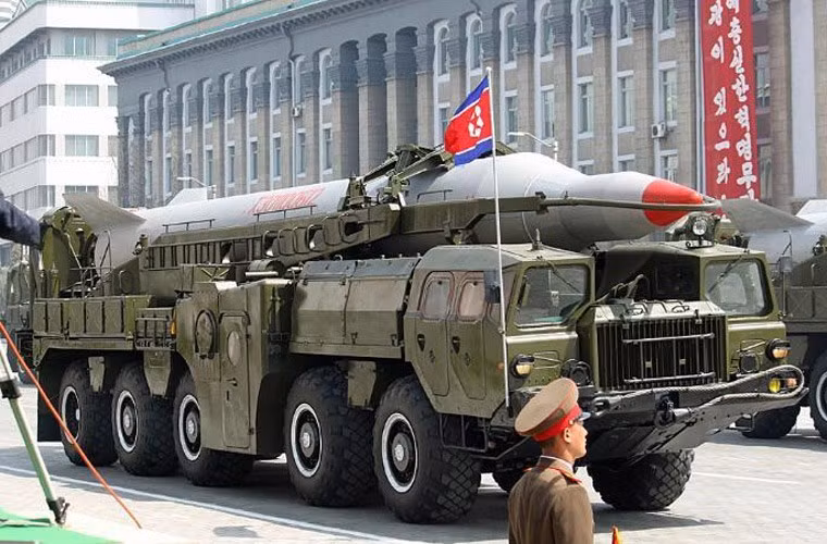 Ngoài kho tên lửa tầm ngắn, Triều Tiên còn tự xây dựng được kho tên lửa đạn đạo tầm trung - xa mang được đầu đạn hạt nhân với số lượng vài trăm quả bao trọn mọi mục tiêu trên lãnh thổ Hàn Quốc và Nhật Bản. Hiện nay, lực lượng tên lửa tầm trung của Triều Tiên chủ yếu gồm: Nodong 1, Nodong 2, BM25 Musudan, KN-08.