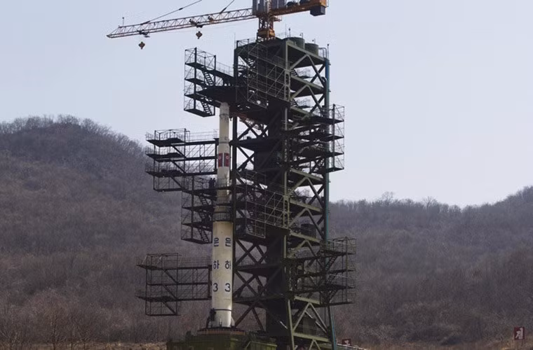 Xét độ đáng sợ chỉ đứng sau KN-08 là tên lửa đạn đạo liên lục địa Taepodong 2 nặng cỡ 80 tấn, tầm bắn ước đạt 4.000-6.000km, có khả năng đầu đạn hạt nhân hoặc phần chiến đấu chứa thuốc nổ 700-1.000kg. Tuy nhiên, Triều Tiên chủ yếu sử dụng Taepodong 2 để phóng vệ tinh. Dẫu vậy, sau mỗi lần phóng thành công của Taepodong 2 đều khiến cho Mỹ-Hàn phải hết hồn, vì việc phóng này được cho là sự thành công lớn trong chương trình phát triển tên lửa đạn đạo liên lục địa Triều Tiên.