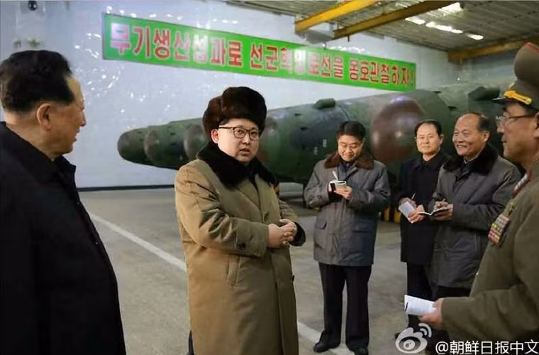 Trong loạt ảnh thiết bị hạt nhân mang trên tên lửa được hãng thông tấn KCNA Triều Tiên công bố, đáng lưu ý có sự xuất hiện của các quả tên lửa đạn đạo KN-08 – vũ khí chiến lược nguy hiểm nhất Triều Tiên hiện nay.