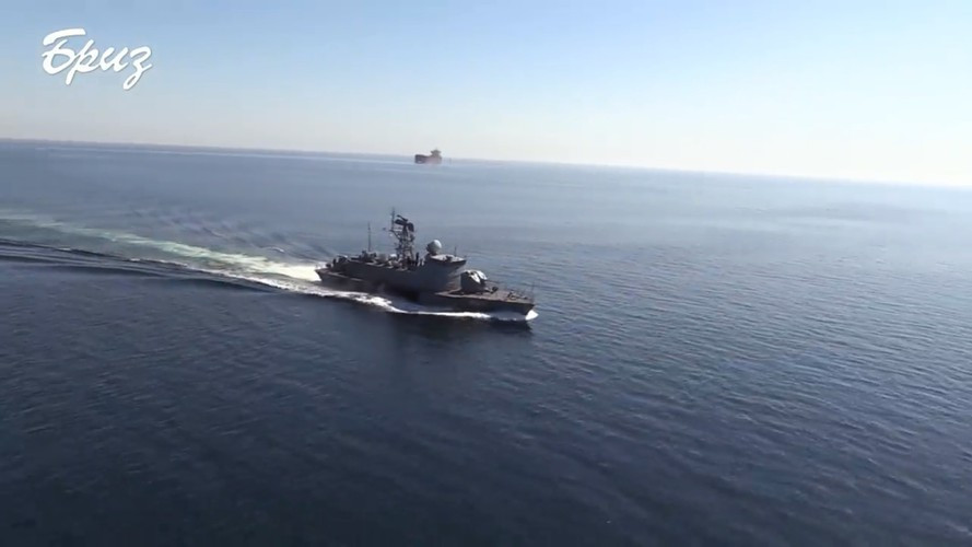 “Những tàu thuyền khác hoạt động trong khu vực có thể nhìn thấy sự việc này", tuyên bố của tờ Inforesist, trích dẫn thông tin từ Bộ Quốc phòng Ukraine, nhưng họ không nói thêm về tình huống cụ thể.