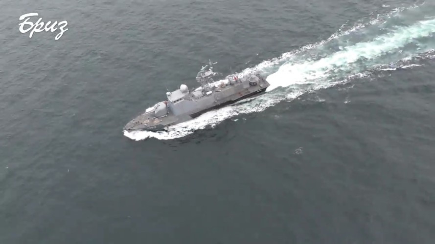 Theo một số trang thông tin khác, vụ việc hóa ra thậm chí còn nghiêm trọng hơn nhiều, đó là một chiếc tàu quân sự bị hư hỏng đã được phát hiện trong khu vực chịu trách nhiệm quản lý của quân đội Nga.