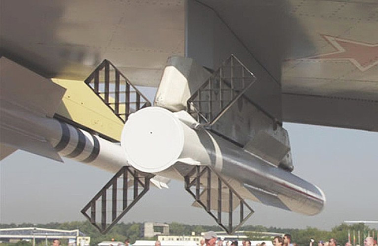 Tên lửa không đối không R-77 có thiết kế khí động học rất đặc biệt với 4 cánh dạng chữ nhật vát đầu cùng với 4 cánh nhỏ hơn dạng “mắt cáo” phía đuôi tên lửa.