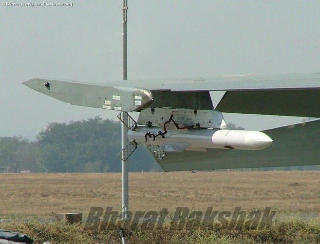 R-77 được bắt đầu phát triển vào năm 1982 và bay lần đầu tiên vào năm 1984.